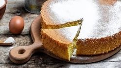 طرز تهیه کیک ۸ قاشقی‌بدون نیاز به فر و همزن؛ دسری ساده برای عصرونه 
