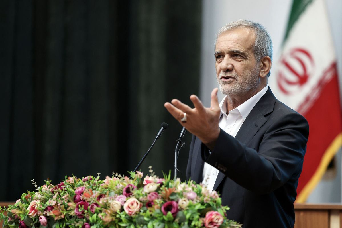 حضور پزشکیان در ورزشگاه آزادی برای بازی ایران - امارات