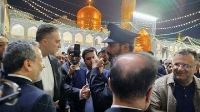 اقدام عجیب عراقچی در حرم امام رضا (ع) که موجب تعجب همه شد! + عکس