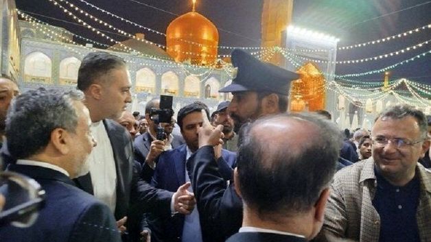 اقدام عجیب عراقچی در حرم امام رضا (ع) که موجب تعجب همه شد! + عکس