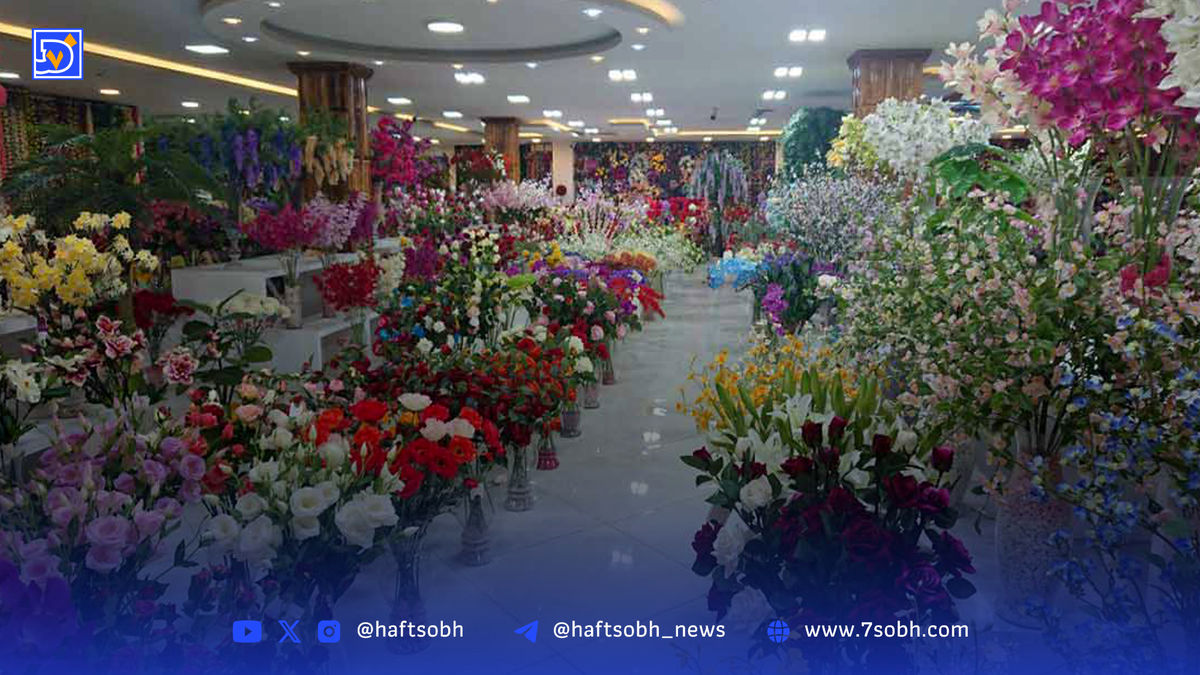 گلهای مصنوعی همیشه خیره نگاه میکنند، چون پژمرده نمیشوند