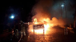 راننده ‌‌پژو پارس در میان شعله‌های آتش 