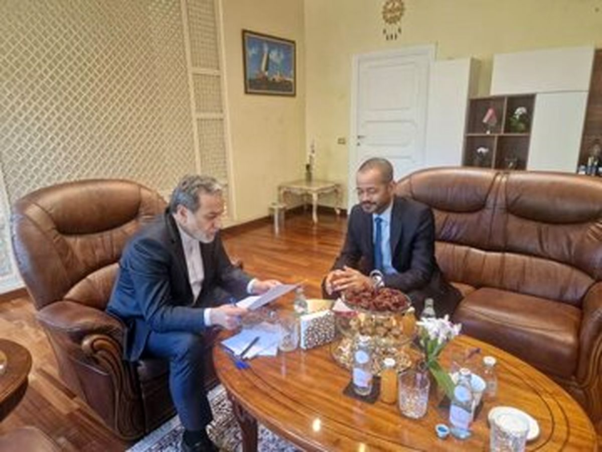 غنی‌سازی اورانیوم خارج از خاک ایران انجام شود
