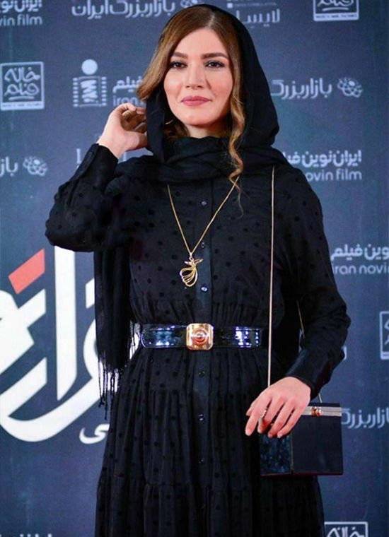 متین ستوده با پیراهن خالدار