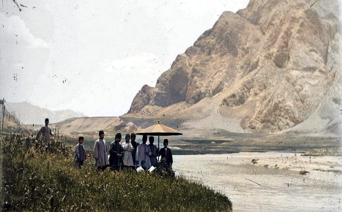 ناصرالدین شاه در حال گردش و تفریح2