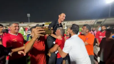 یادبود پل بی یک در لیگ یک