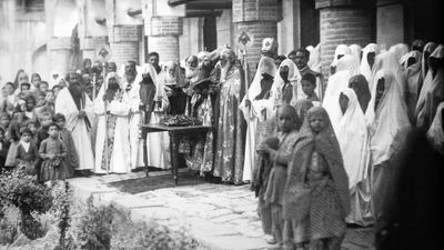 سفر در دل تاریخ؛ تصویری ناب از نوزادی شهناز پهلوی در آغوش عمه‌اش در سال ۱۳۲۰