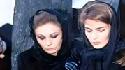 سفر در زمان/ فرح دیبا با ظاهری ژولیده سرمزار لیلا پهلوی/ سال 1387