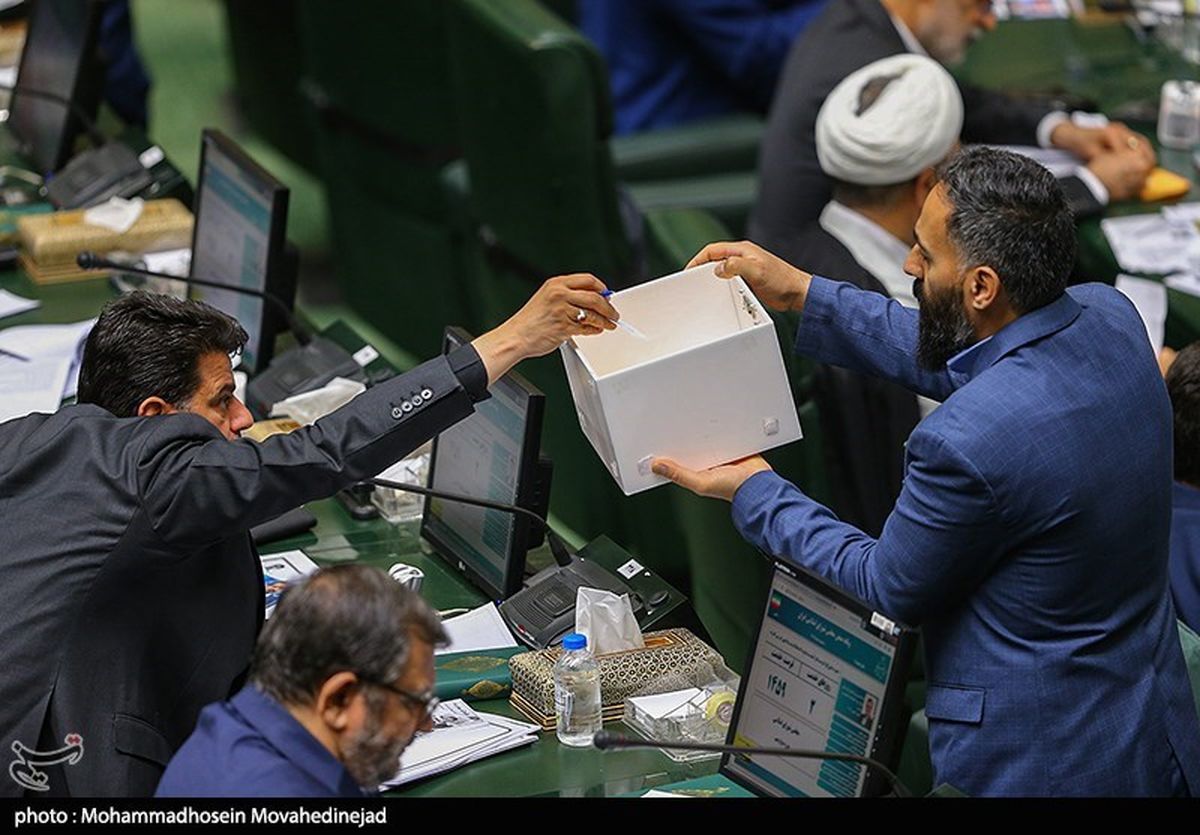 تصاویری از برگه رای نمایندگان برای انتخاب هیئت رئیسه مجلس