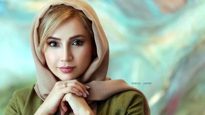 تیپ لاکچری لاله صبوری در کافه‌ای لوکس با عینکی چند میلیونی؛ فخر فروشی یا انتخابی خاص؟
