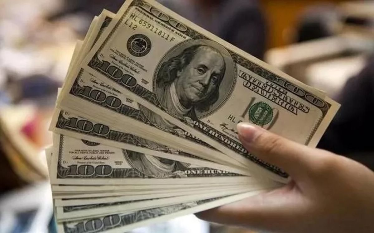 کشف 23 هزار و 400 دلار در خیابان جمهوری