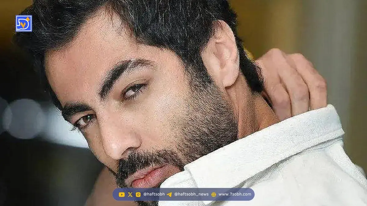 نگاهی به چیدمان منزل مدرن و هنری نوید پورفرج «رحیم نجار» سریال بامداد خمار و سگ هاسکی برفی اش/مبلمان چرمی و پوست ماری، فرشدستبافت ابریشم ایرانی، تابلو دیواری هنری و...