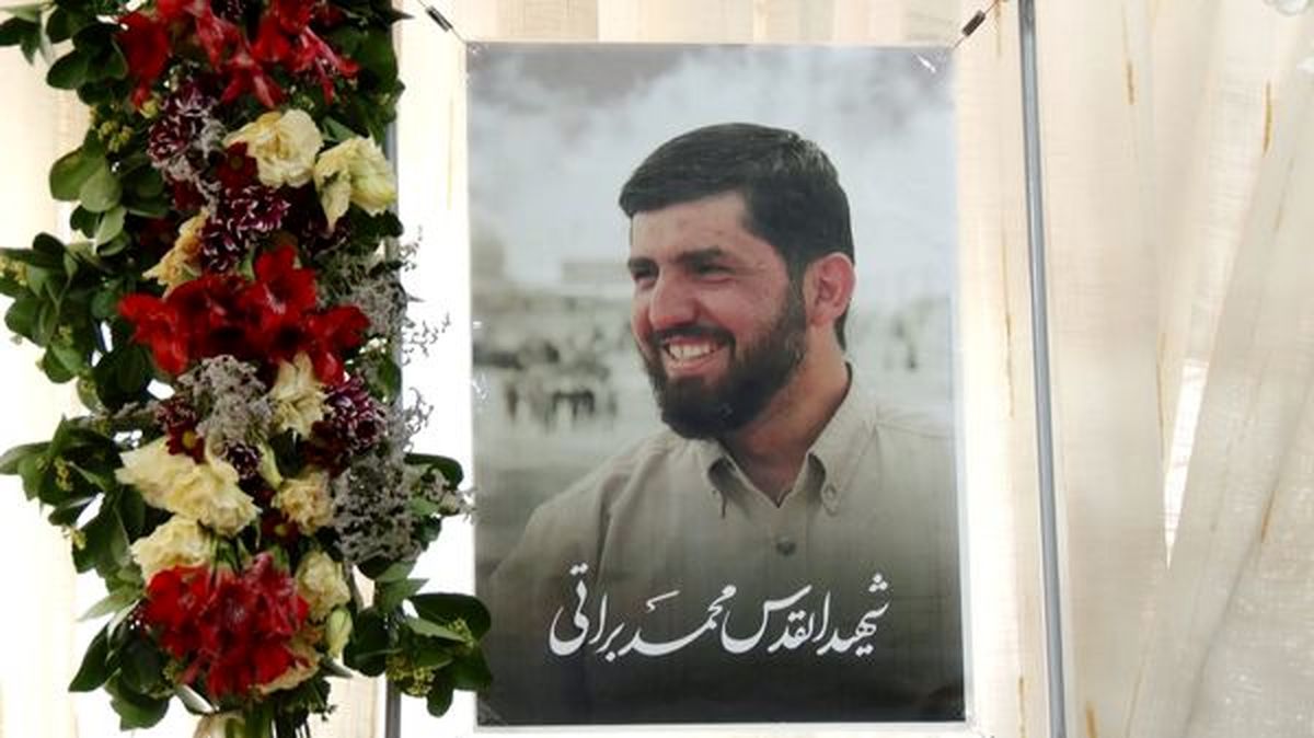 فرزندان شهید محمد براتی با لباس نظامی در کنار پیکر پدرشان + عکس