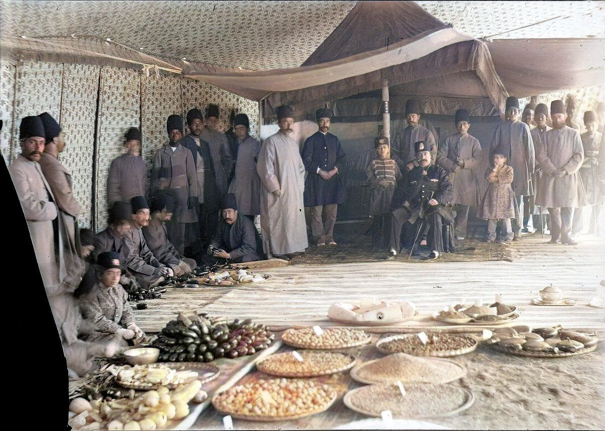 ناصرالدین شاه در حال گردش و تفریح5