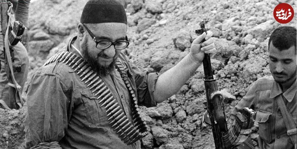 عکس/ صادق خلخالی با قطار فشنگ و اسلحه در جبهه؛ دهه ۶۰