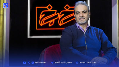 تقلید جواد خیابانی از ساسی مانکن روی آنتن زنده تلویزیون؛ رپ خوانی برای ترامپ + ویدیو