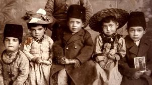 سفر به تاریخ؛ کودکان اشراف‌زادۀ قاجاری کنار سگ‌هایشان؛ یک قرن قبل