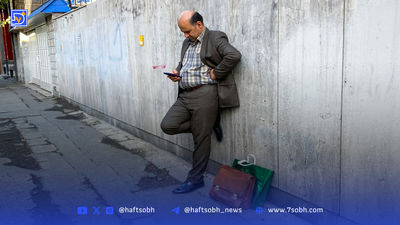 جاودانگی با آثار باستانی | عکس یادگاری روی ‌گردن شیردال تخت‌جمشید 