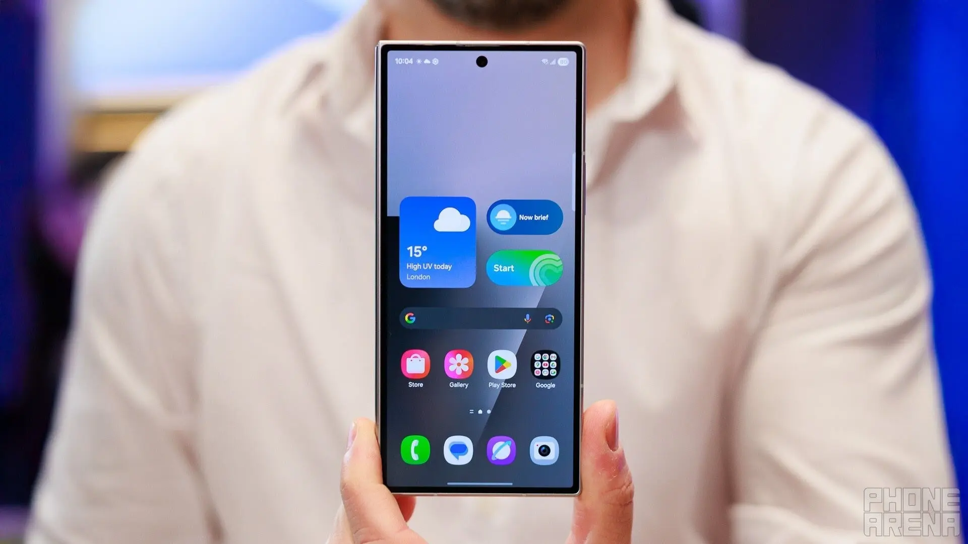 Z Fold 7 بالاخره در دست حس «عادی» دارد - نازک، سبک و راحت در جیب قرار می‌گیرد | تصویر از PhoneArena - بهترین گوشی‌های تاشو برای خرید در سال 2026: برترین تاشوهایی که توصیه می‌کنیم