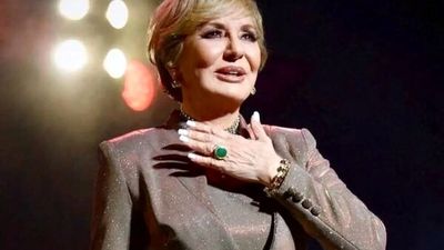 عکس سفر در زمان / گوگوش و شهرام شب پره با فرزان دلجو در کوچه پس کوچه های برفی تهران !