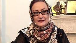 مریم امیرجلالی: 77 سالمه، نیازی نمیبینم برم لبهامو ژل بزنم و مثل اردک کنم یا ابرو تتو کنم و لپ باد کنم (ویدئو)