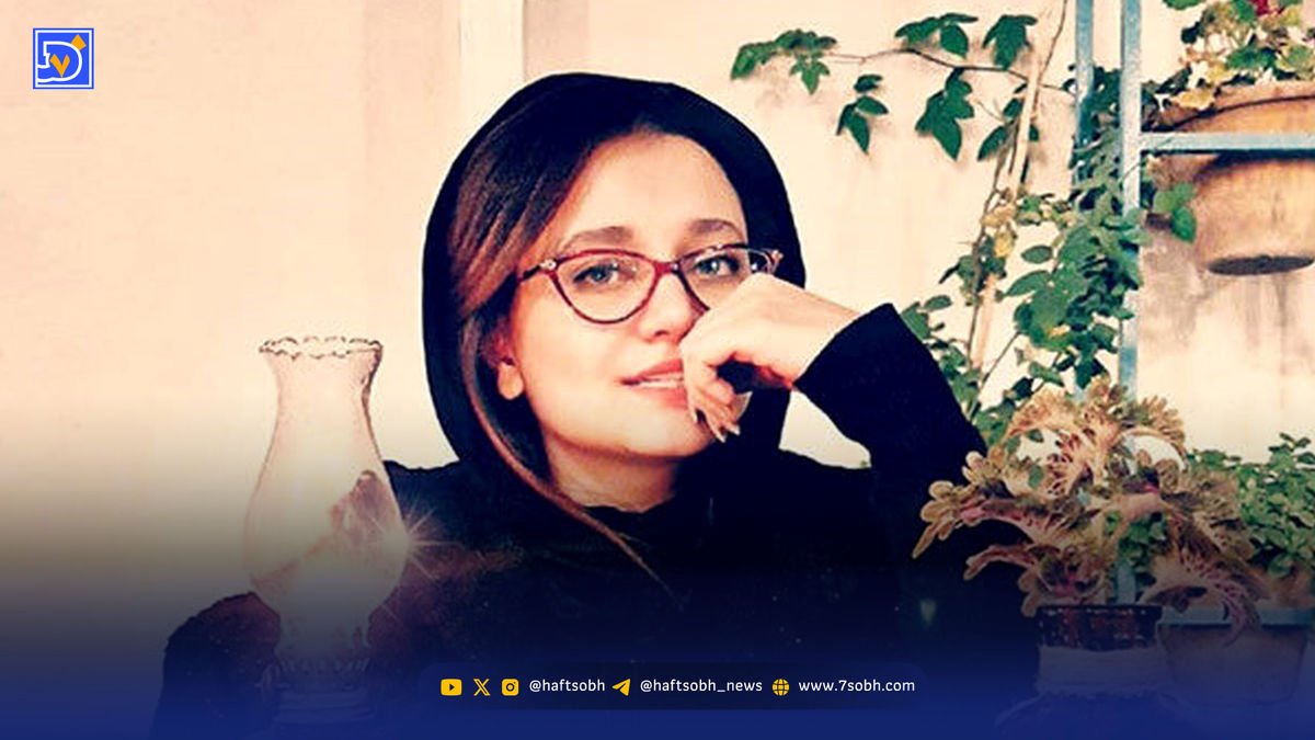 استایل پاییزی و جذاب «مومو» سریال بچه مهندس با دسته‌ای از گل‌های نرگس در خیابان ولیعصر