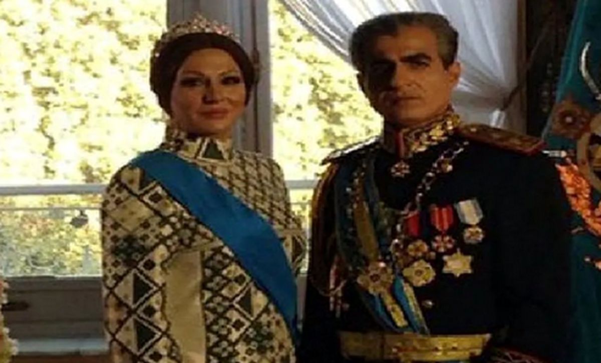 «فرح» و «محمدرضا پهلوی» در حال بازی والیبال با لباسهای گرانقیمت