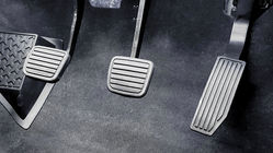 چرا نباید کلاچ و ترمز را هم زمان بگیریم؟