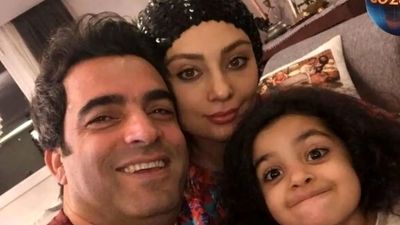 سلفی منوچهر هادی، یکتا ناصر و فرزاد فرزین با نوازنده‌های سنتی در پشت صحنه برنامه منو بشناس