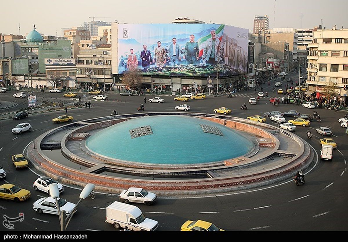دیوارنگاره هشدارآمیز میدان انقلاب؛ داریم پیر می‌شویم