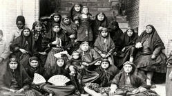 سفر به قاجار؛ عکس خاص یک خانواده مرفه ایرانی با چهل‌گیس و لباس فاخر