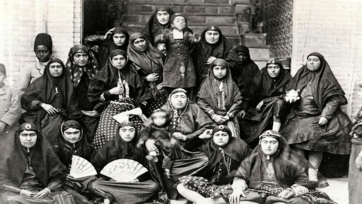 سفر به قاجار؛ عکس خاص یک خانواده مرفه ایرانی با چهلگیس و لباس فاخر
