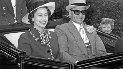 سفر در زمان | دست‌بوسی زنان از فرح دیبا و پوزخند شاه پهلوی؛ 1342