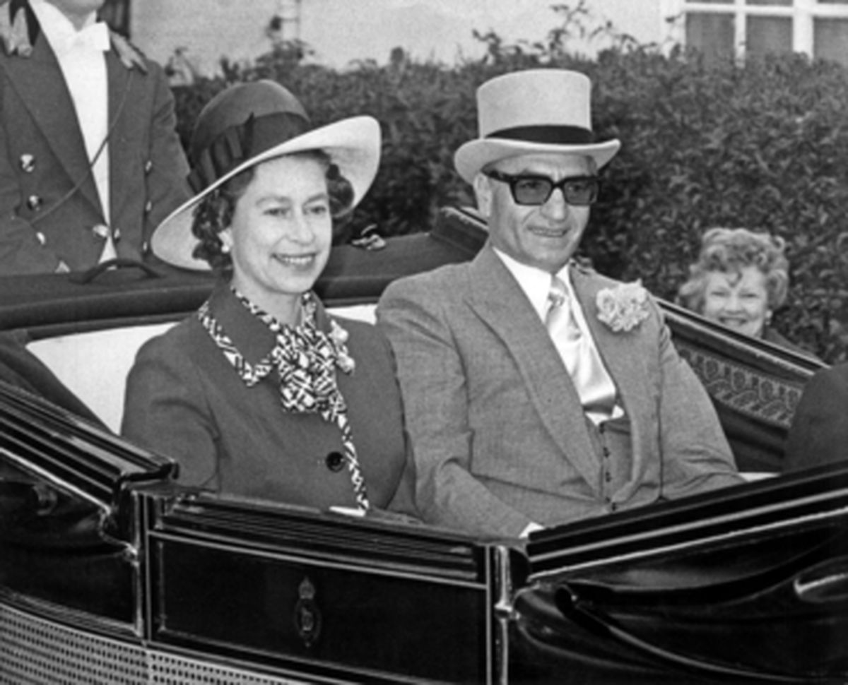 سفر در زمان | «ملکه الیزابت و محمدرضا پهلوی» در حال بازدید از جواهرات سلطنتی ایران؛ سال 1339