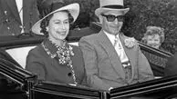 سفر در زمان | «ملکه الیزابت و محمدرضا پهلوی» در حال بازدید از جواهرات سلطنتی ایران؛ سال 1339