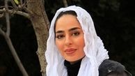 سمانه پاکدل با تیپی متفاوت در کافه‌ای دنج؛ ژستی عاشقانه و خاص