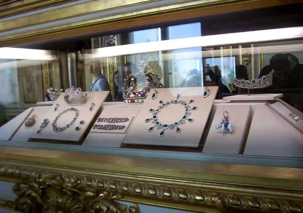 جواهرات سرقت شده از موزه لوور چقدر ارزش داشت؟