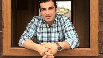 دارا حیایی در یک تئاتر کمدی فوق خنده دار؛ گریم‌های خاص و دیدنی با حال و هوای دهه هفتاد + فیلم و عکس