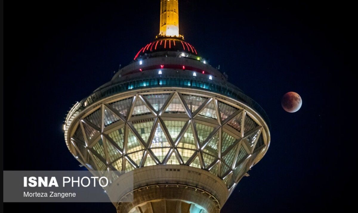 عکس ماه گرفتگی ۱۶ شهریور ۱۴۰۴ / از برج آزادی تا تخت جمشید آسمان قرمز شد