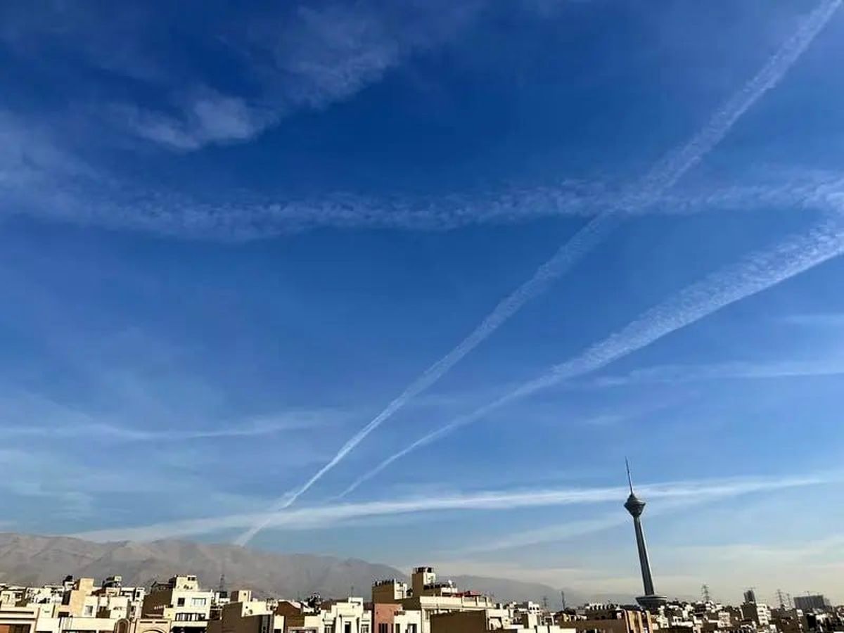 اتفاق عجیب صبح امروز در آسمان تهران / ماجرای ابرهای خطی چیست؟