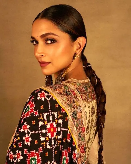 ساری گلدوزی‌شده دیپیکا