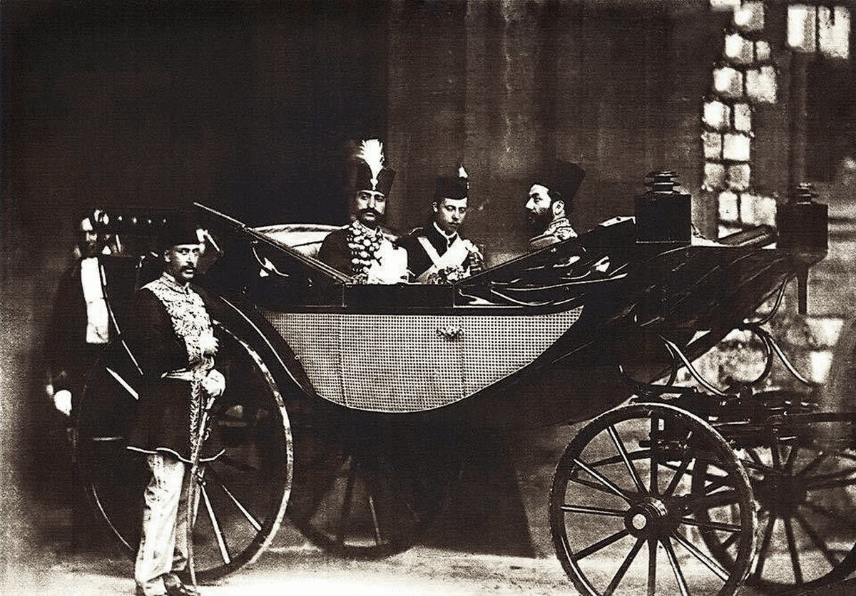 ناصرالدین شاه در حال گردش و تفریح6