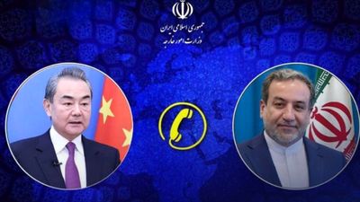 اژدهای زرد از سایه برون می‌آید 