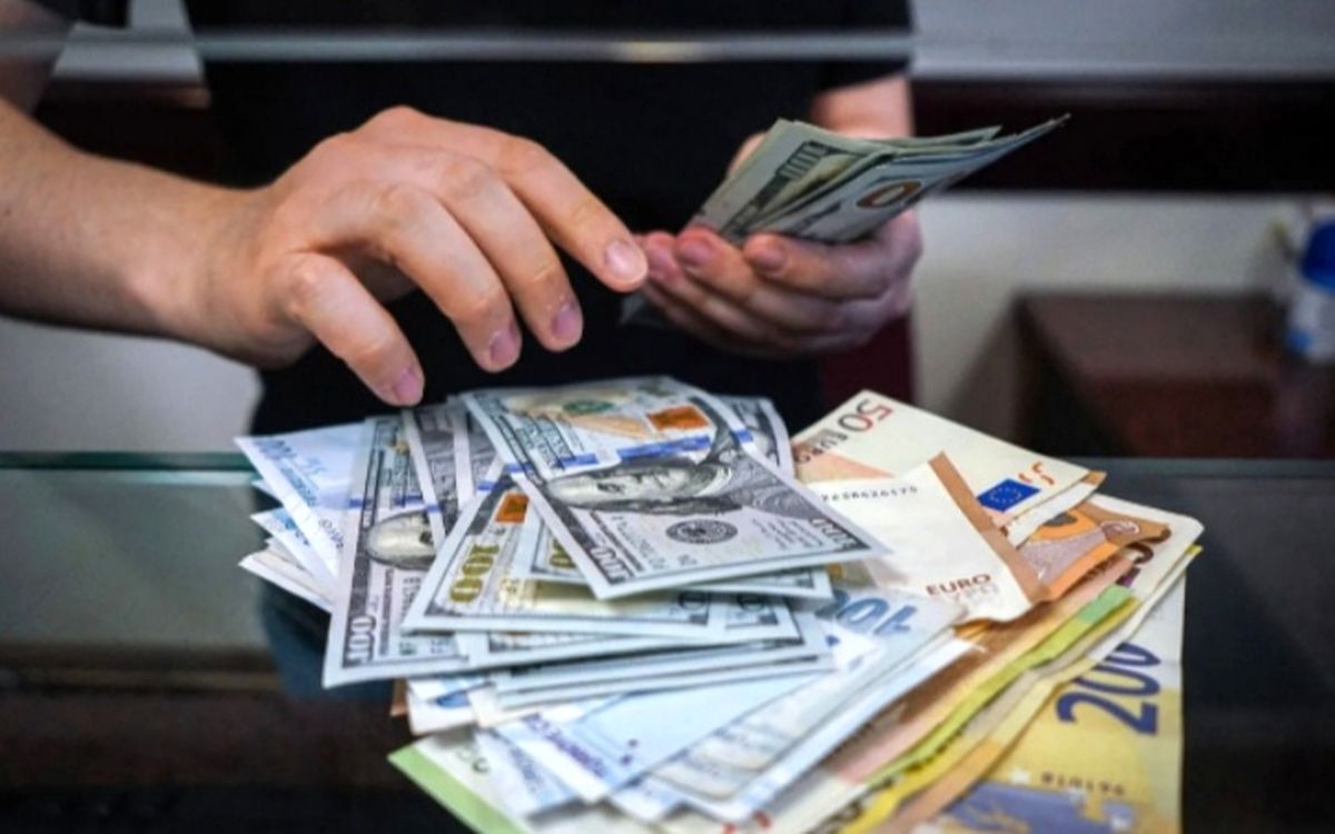 قیمت ارزها در بازار آزاد؛ نرخ دلار، یورو و پوند در پایان سال ۱۴۰۳
