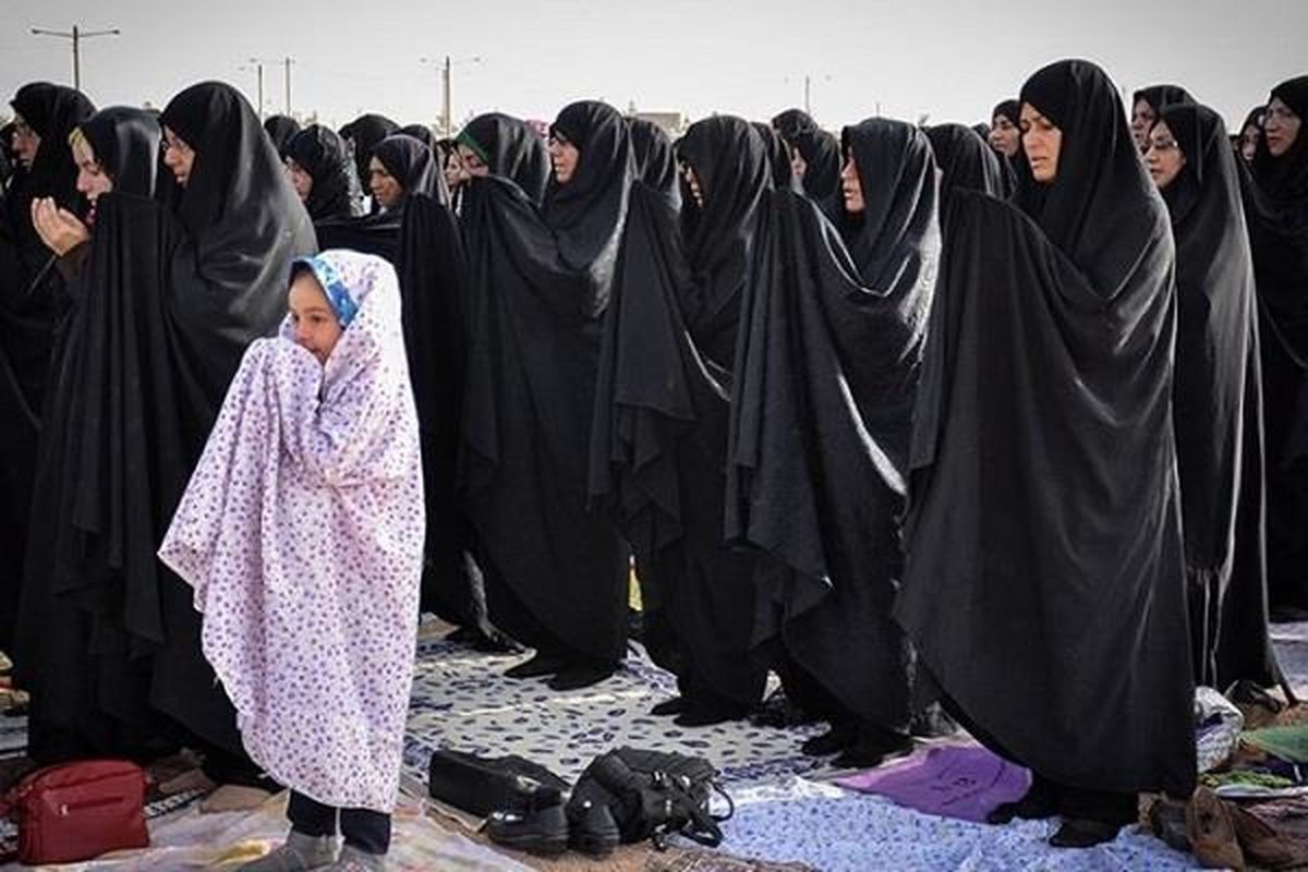 ببینید | پخش نماز جماعت به امامت یک زن در تلویزیون