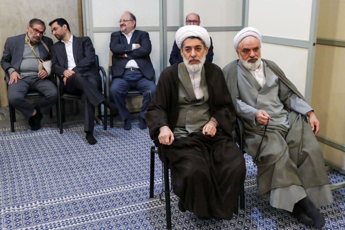 دست شکسته شمخانی در دیدار با رهبر انقلاب