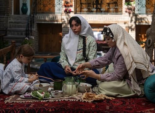 نگاهی به پوشش زنان «بامداد خمار» در گذار از قاجار به پهلوی