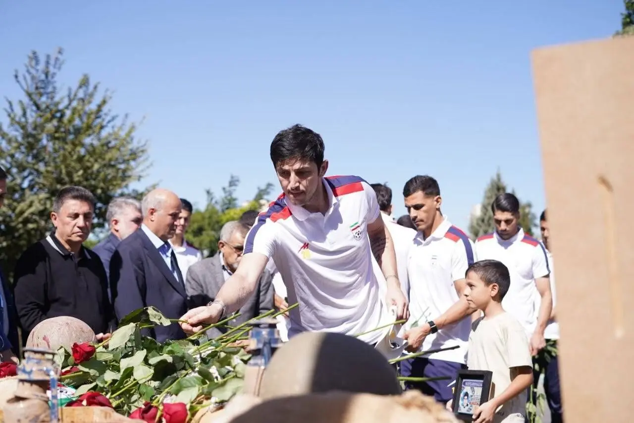 تجدید میثاق رییس، نایب رییس و ملی‌پوشان با شهدای جنگ تحمیلی در آغاز هفته دفاع مقدس
