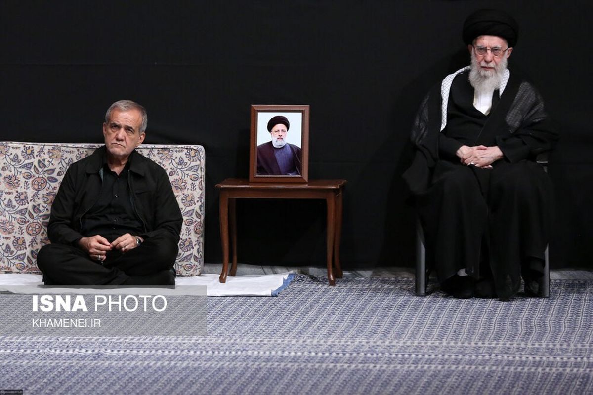 ماجرای قاب عکسی که سایت رهبری به پزشکیان هدیه داد
