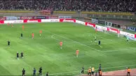 ورود پرسپولیسی‌ها به زمین و تشویق شدید سکوهای قرمز